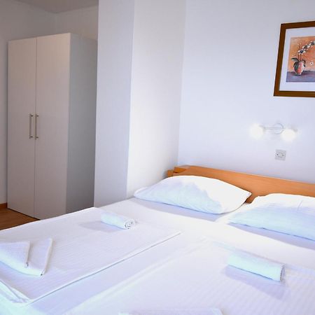 Guest House Sandra Rab Town Exterior foto