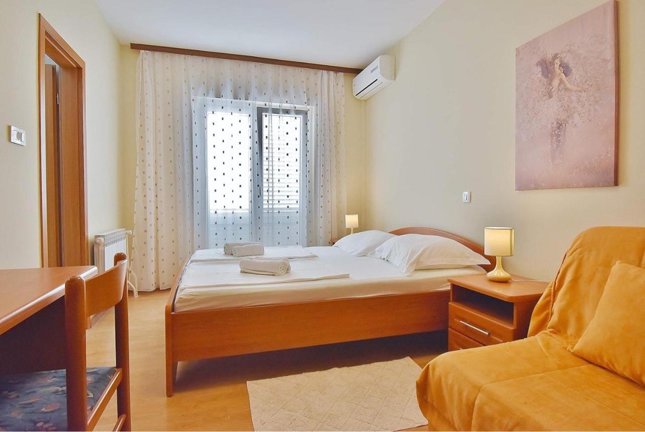 Guest House Sandra Rab Town Exterior foto