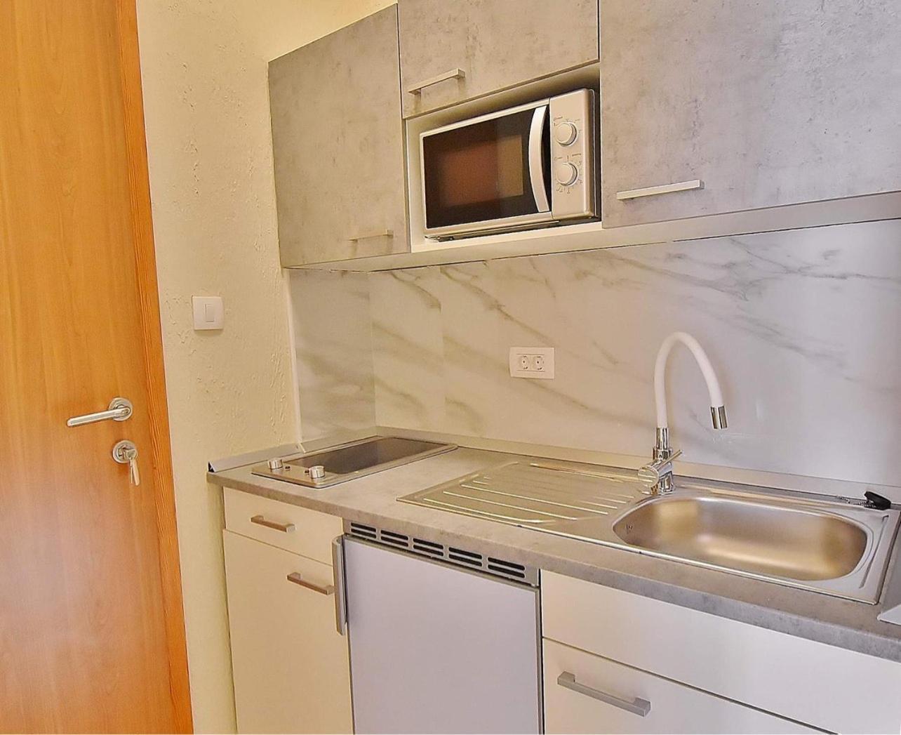 Guest House Sandra Rab Town Exterior foto