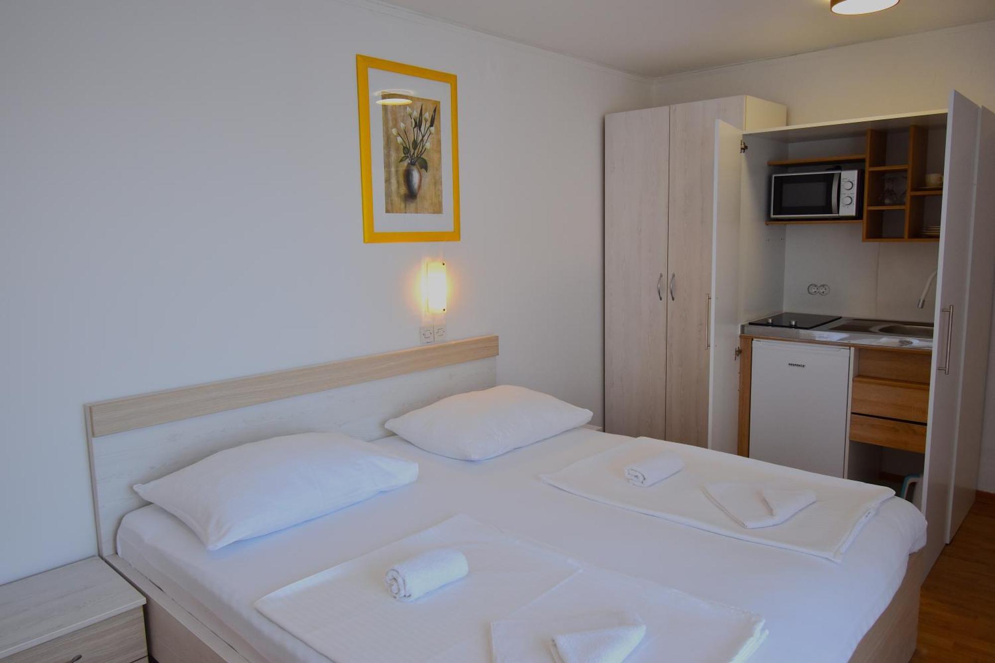 Guest House Sandra Rab Town Exterior foto