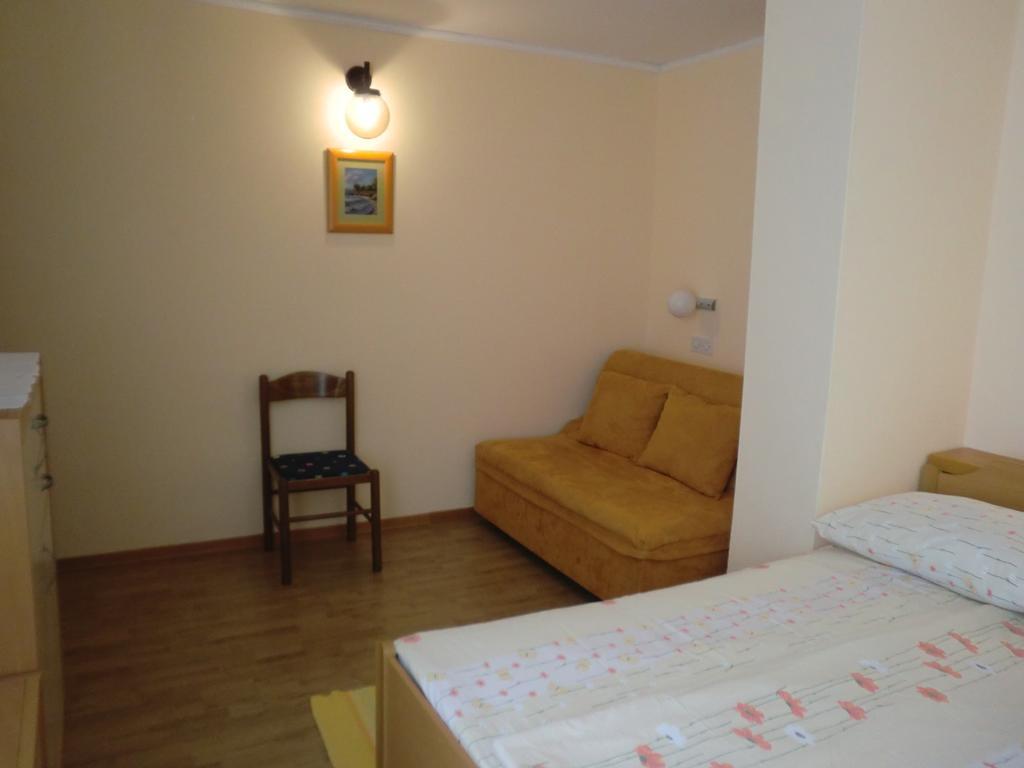 Guest House Sandra Rab Town Habitación foto