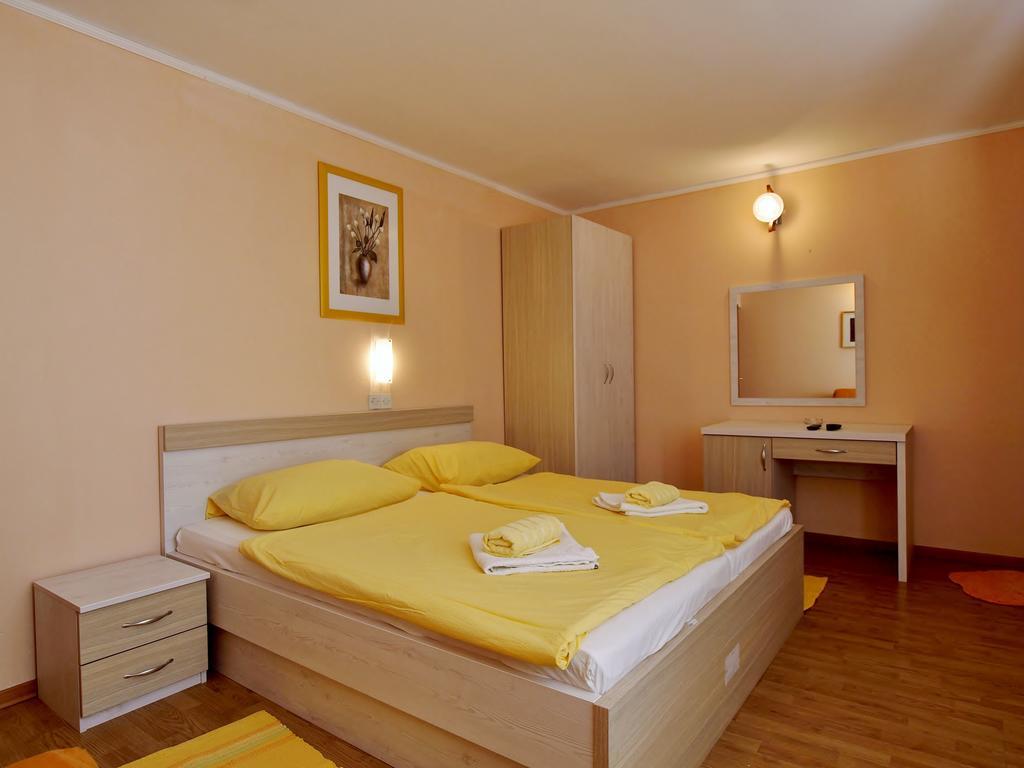 Guest House Sandra Rab Town Exterior foto