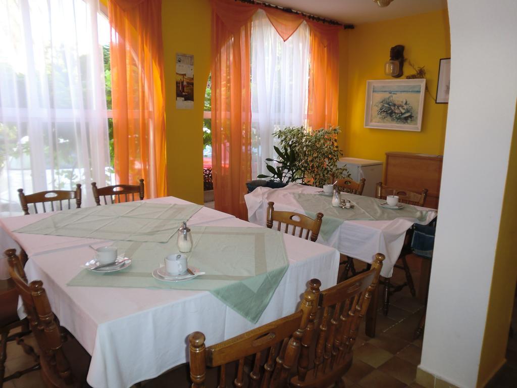Guest House Sandra Rab Town Exterior foto