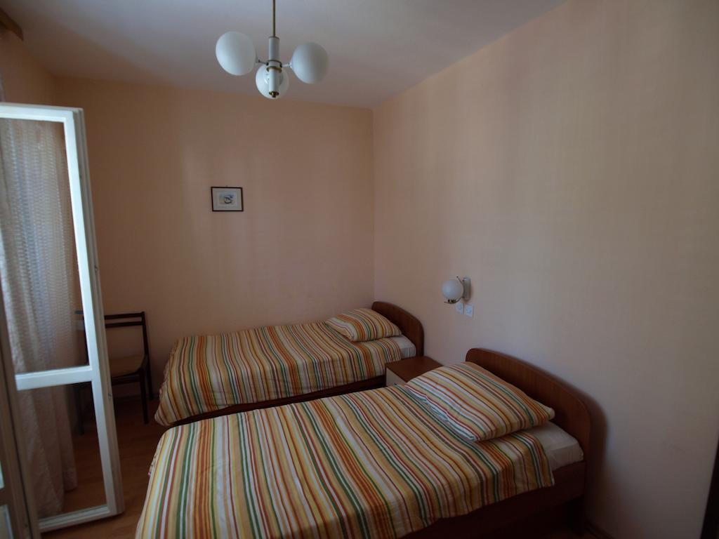 Guest House Sandra Rab Town Habitación foto