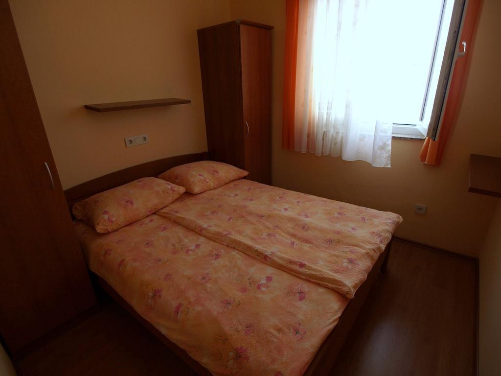 Guest House Sandra Rab Town Habitación foto