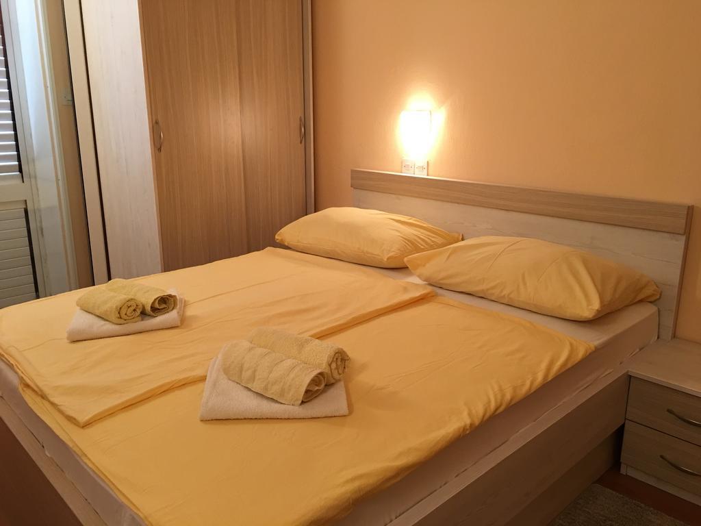 Guest House Sandra Rab Town Exterior foto